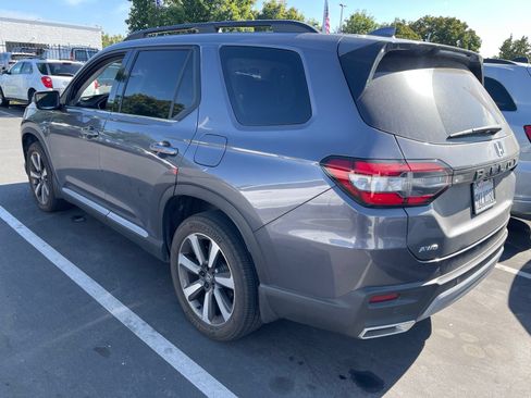 Used 2024 Honda Pilot Touring image 2
