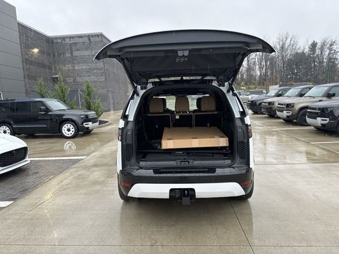 New 2024 Land Rover Discovery Dynamic SE image 24