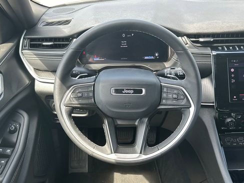 Used 2025 Jeep Grand Cherokee Altitude image 25