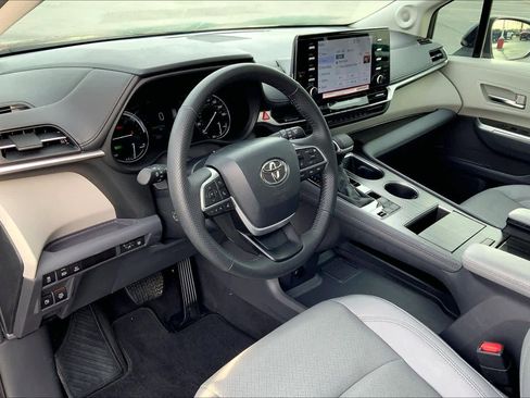 Used 2024 Toyota Sienna Limited image 18