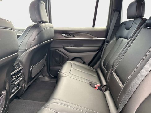 Used 2025 Jeep Grand Cherokee Limited image 15