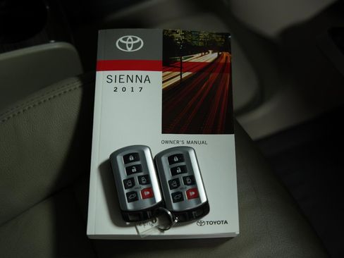 Used 2017 Toyota Sienna XLE image 41