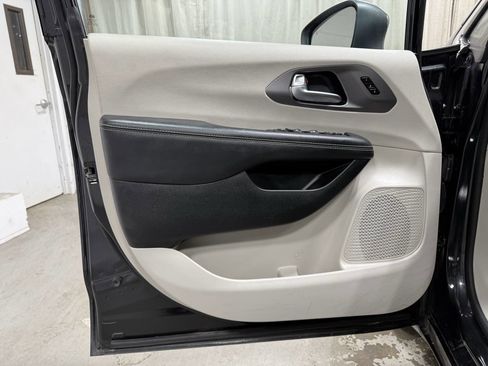 Used 2023 Chrysler Pacifica Touring-L image 8