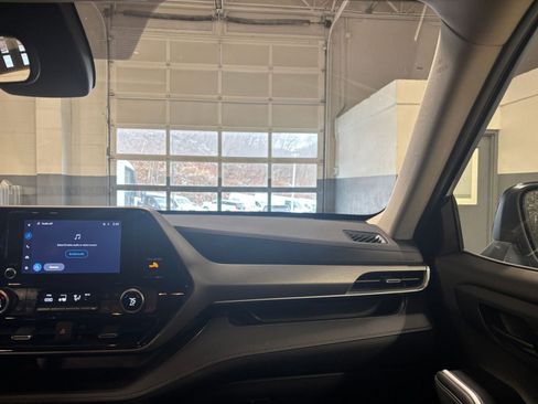 Used 2025 Toyota Highlander LE image 38