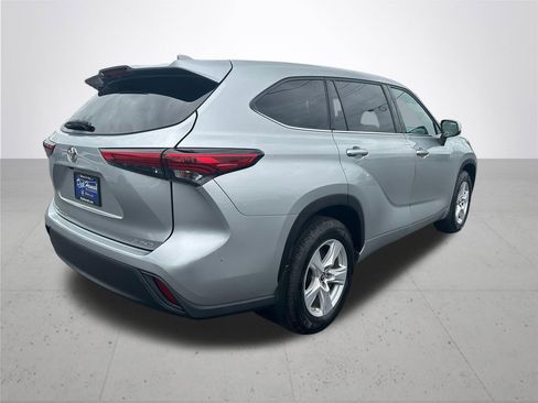 Used 2021 Toyota Highlander LE AWD/4WD image 6