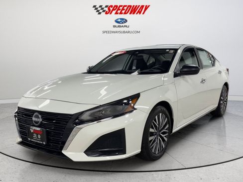 Used 2025 Nissan Altima 2.5 SV FWD image 12