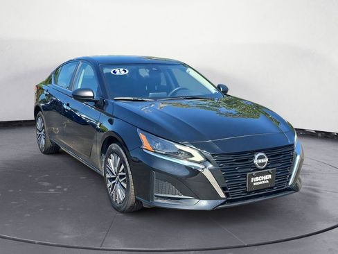Used 2025 Nissan Altima 2.5 SV AWD/4WD image 2