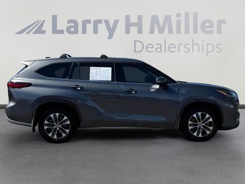 Used 2021 Toyota Highlander XLE AWD/4WD image 8