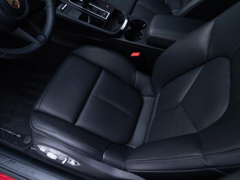 Certified 2025 Porsche Macan image 16