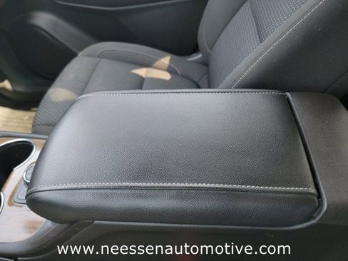 Used 2022 GMC Acadia SLE w/ LPO, Floor Liner Package FWD image 28