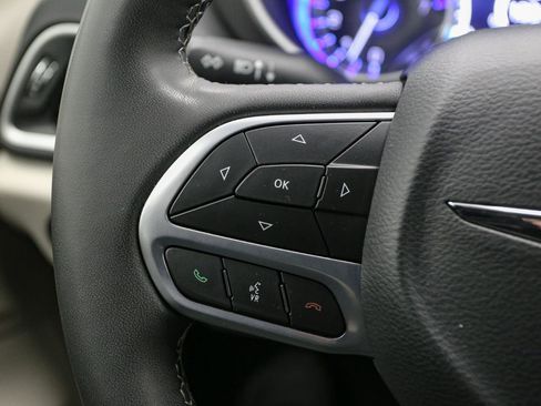 Used 2024 Chrysler Pacifica Touring-L image 34