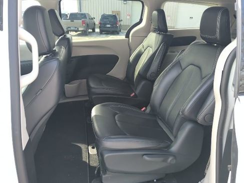 Used 2024 Chrysler Pacifica Select image 14