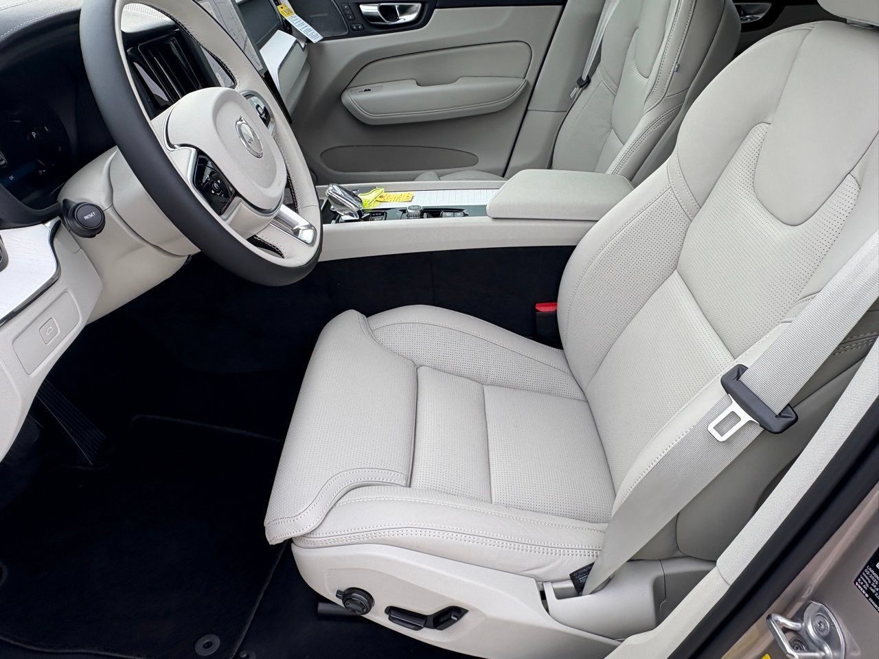 New 2026 Volvo XC60 B5 Ultra w/ Protection Package Premier AWD/4WD image 17