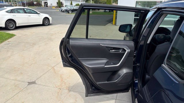Used 2025 Toyota RAV4 XLE AWD/4WD image 25