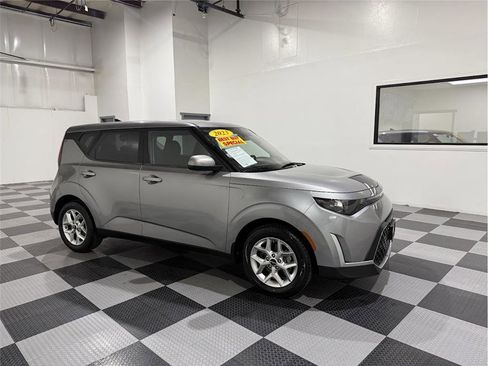 Used 2023 Kia Soul LX w/ LX Technology Package image 1