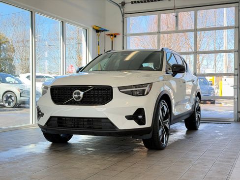 Certified 2025 Volvo XC40 B5 Plus image 2