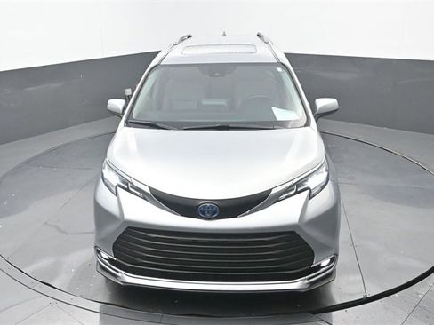 Used 2022 Toyota Sienna XLE image 32