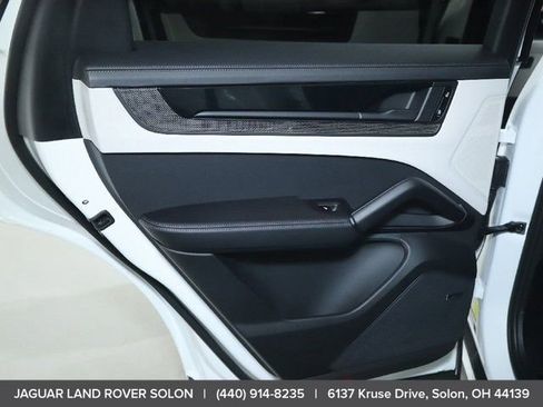Used 2025 Porsche Cayenne GTS AWD/4WD image 35