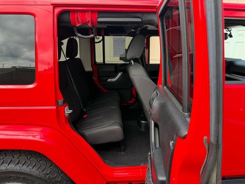 Used 2016 Jeep Wrangler Unlimited Sahara w/ Max Tow Package AWD/4WD image 4