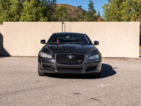 Used 2017 Jaguar XJ R RWD image 2