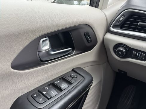 Used 2022 Chrysler Pacifica Touring-L FWD image 26
