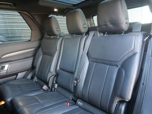 Used 2018 Land Rover Discovery HSE image 12