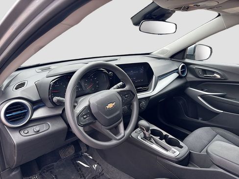 Used 2026 Chevrolet Trax LS w/ LS Convenience Package FWD image 9