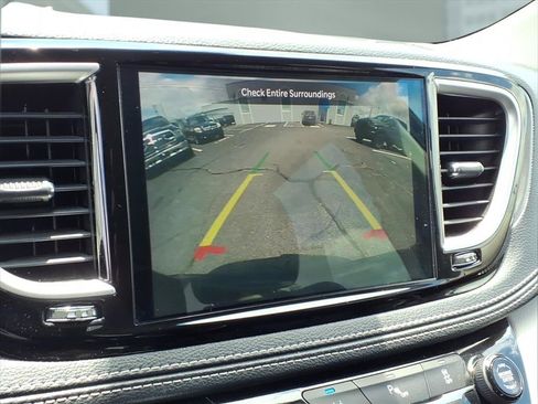 Used 2024 Chrysler Pacifica Limited FWD image 4