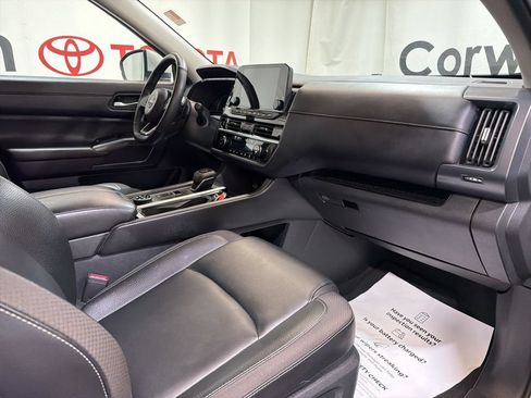 Used 2025 Nissan Pathfinder SL AWD/4WD image 10