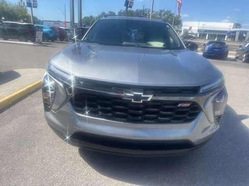 Used 2025 Chevrolet Trax RS w/ Driver Confidence Package FWD image 2