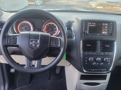 Used 2018 Dodge Grand Caravan SE w/ UConnect Hands-Free Group image 14