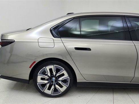 Used 2024 BMW 740i image 12