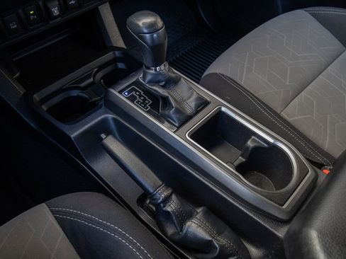 Used 2022 Toyota Tacoma TRD Off-Road image 31