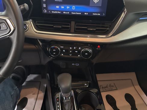 Used 2025 Chevrolet Trax LT w/ LT Convenience Package image 33