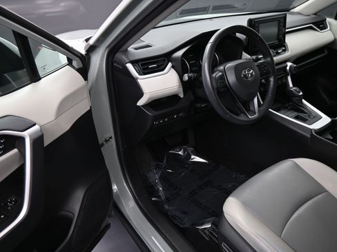 Used 2021 Toyota RAV4 XLE Premium image 12