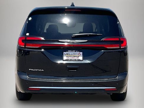 Used 2023 Chrysler Pacifica Touring-L FWD image 5