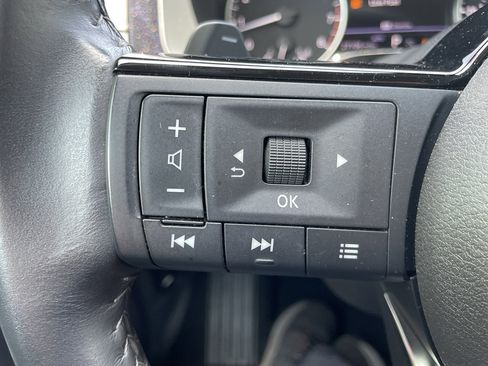 Used 2022 Nissan Pathfinder SV w/ SV Black Package AWD/4WD image 18
