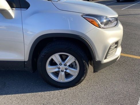 Used 2020 Chevrolet Trax LT w/ LT Convenience Package image 9