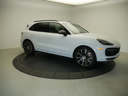 Certified 2023 Porsche Cayenne Turbo AWD/4WD image 9