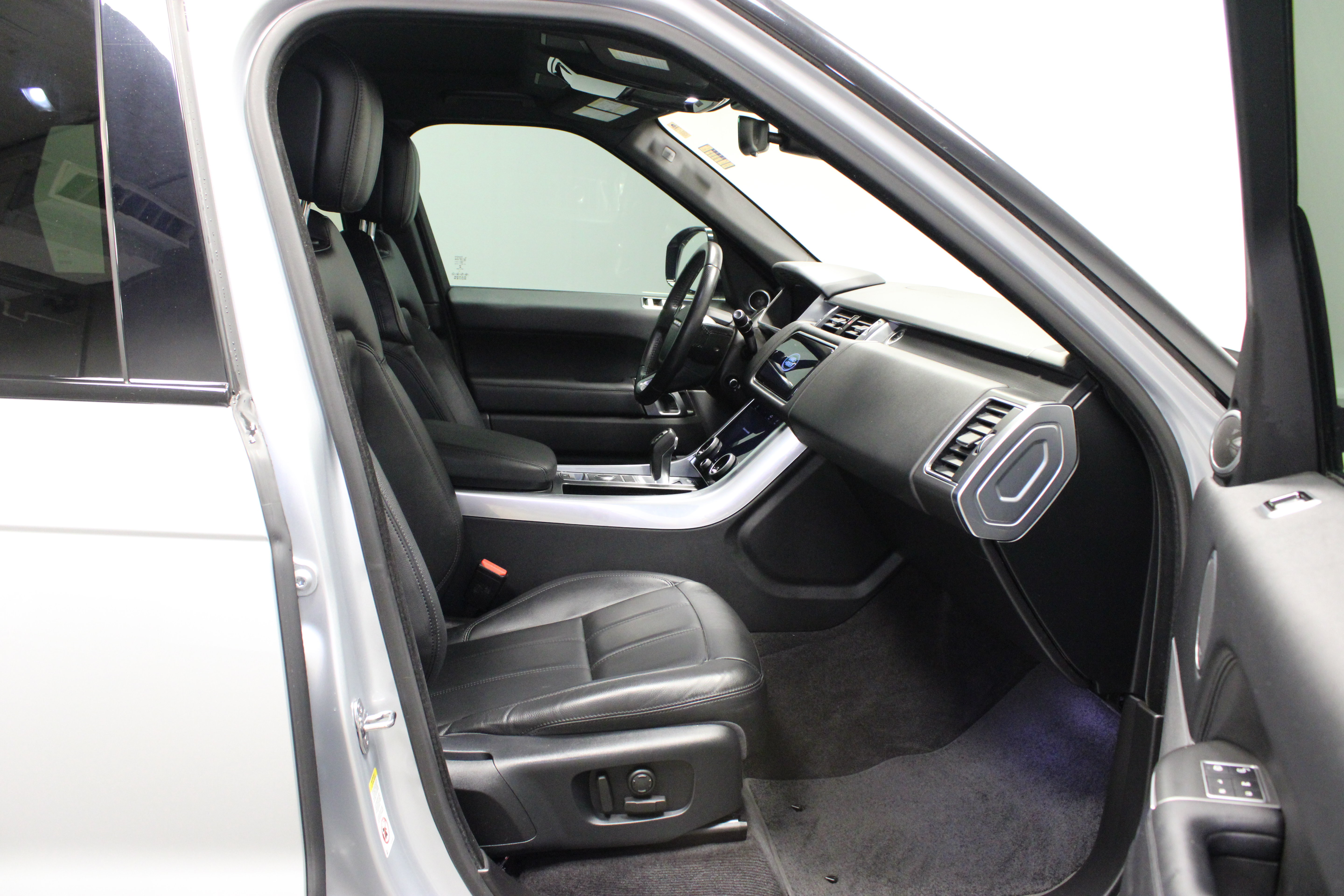 Used 2020 Land Rover Range Rover Sport SE AWD/4WD image 14