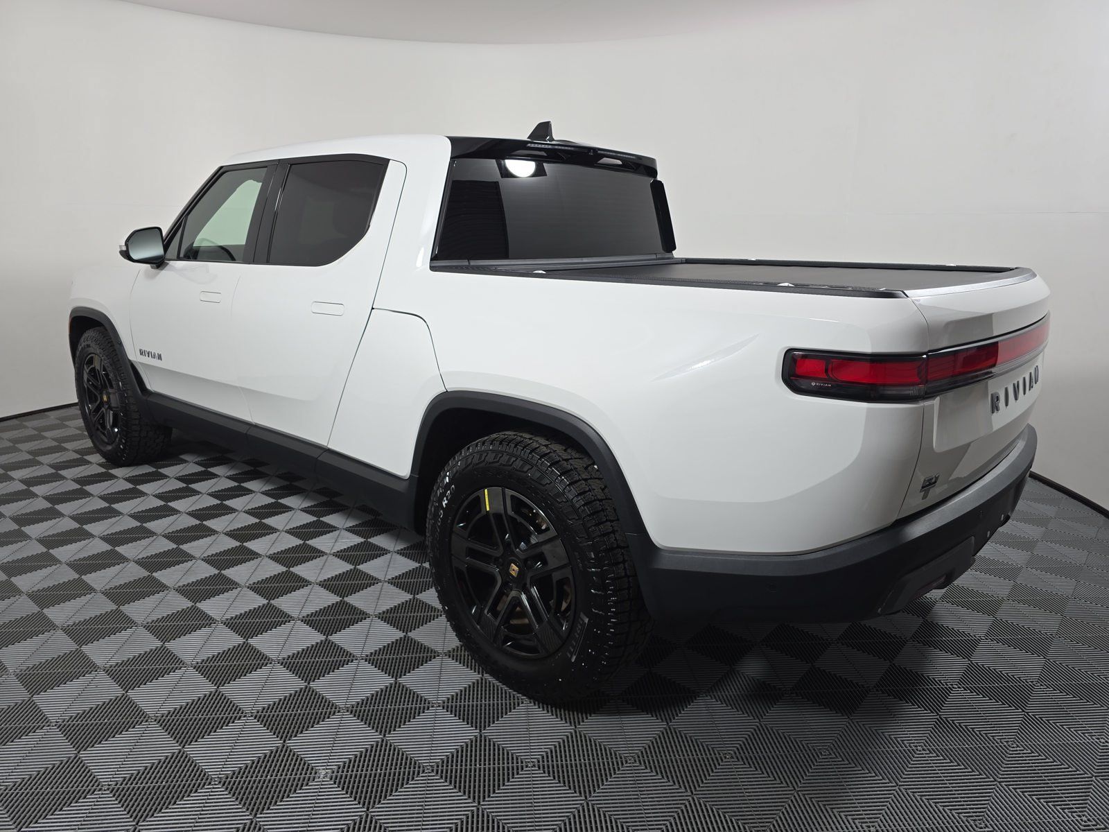 Used 2023 Rivian R1T Adventure Dual AWD/4WD image 3