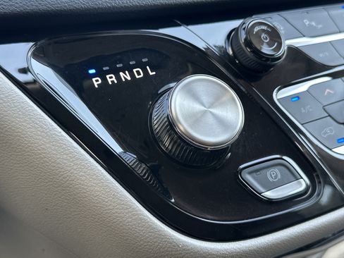 Used 2024 Chrysler Pacifica Touring-L FWD image 28