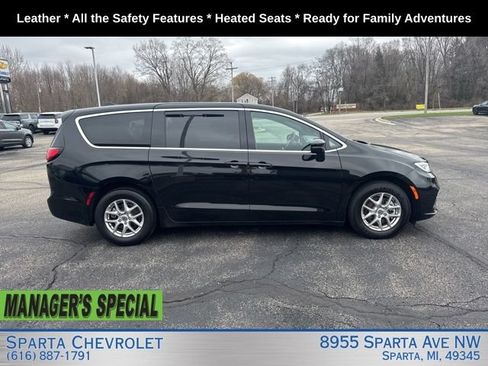 Used 2025 Chrysler Pacifica Select FWD image 2