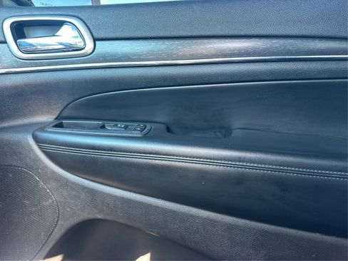 Used 2018 Jeep Grand Cherokee Limited image 32