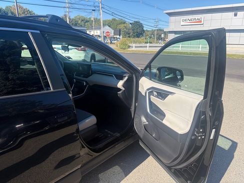 Used 2020 Toyota RAV4 XLE AWD/4WD image 16