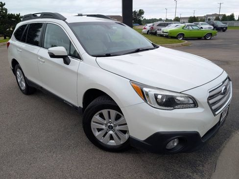 Used 2017 Subaru Outback 2.5i Premium AWD/4WD image 3