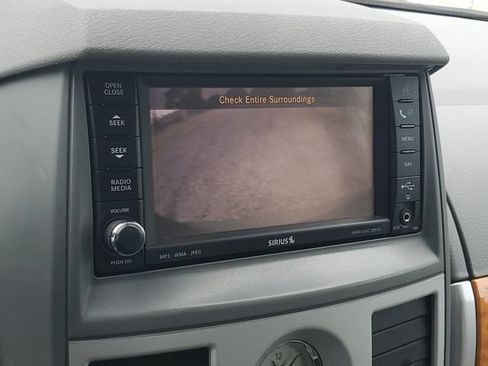 Used 2010 Chrysler Town & Country Limited w/ Entertainment Group #3 FWD image 28
