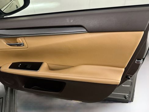 Used 2018 Lexus ES 350 w/ Navigation System Package image 32