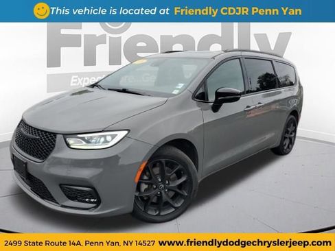 Used 2025 Chrysler Pacifica Limited AWD/4WD image 1