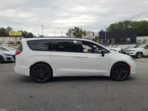 New 2026 Chrysler Pacifica Limited w/ Uconnect Theater Family Group image 19